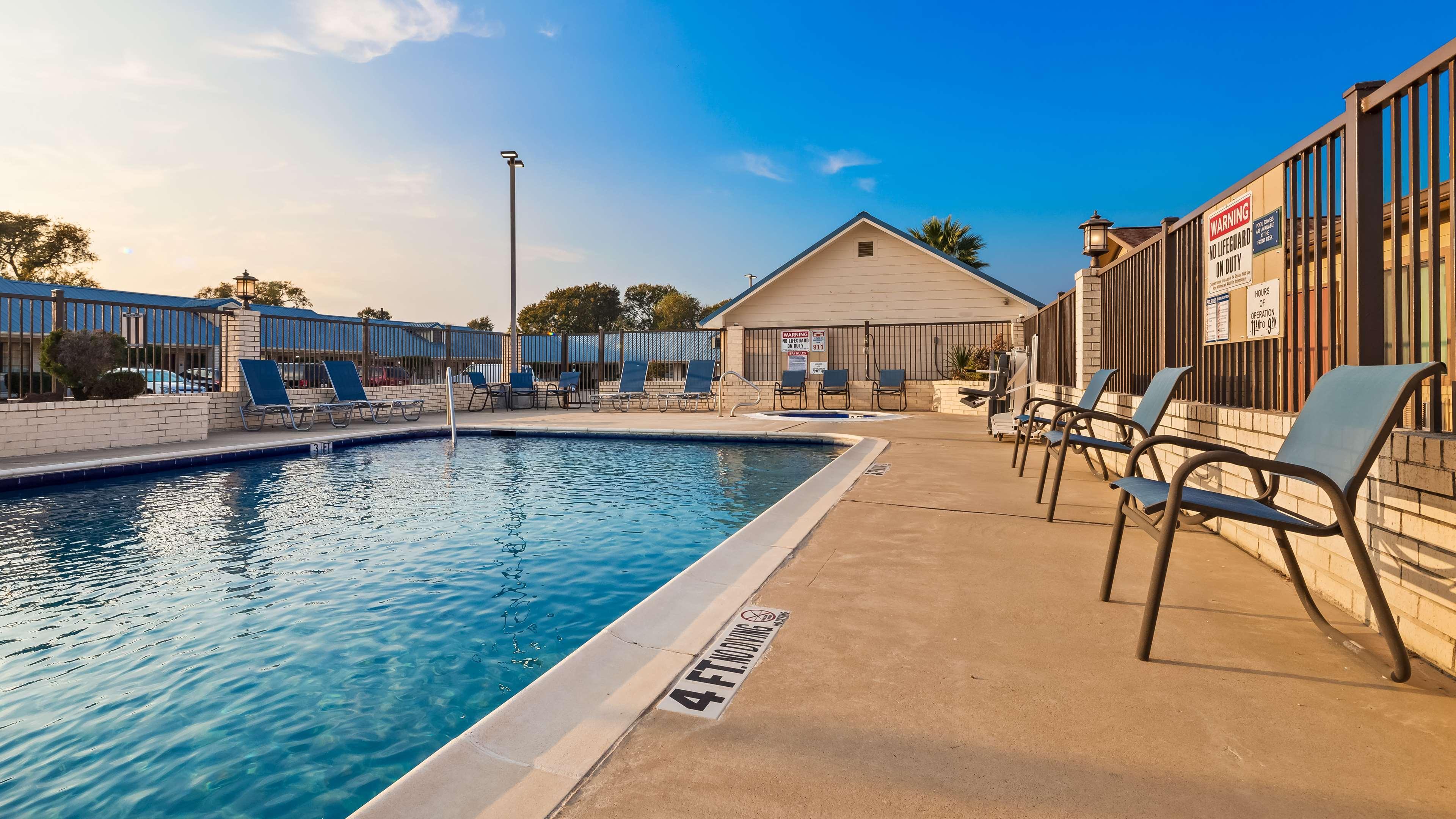 Best Western Regency Inn & Suites Gonzales Экстерьер фото