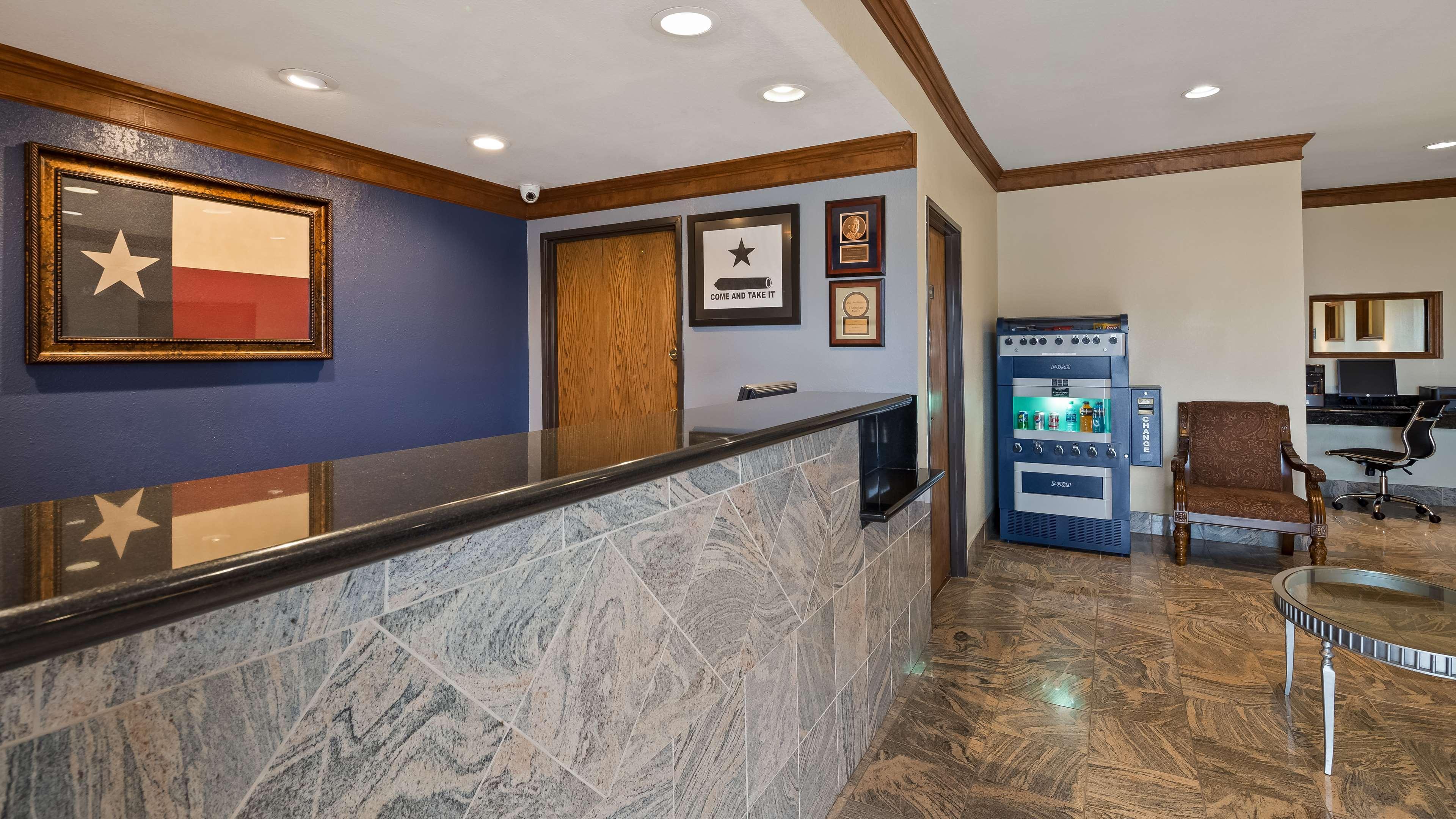 Best Western Regency Inn & Suites Gonzales Экстерьер фото